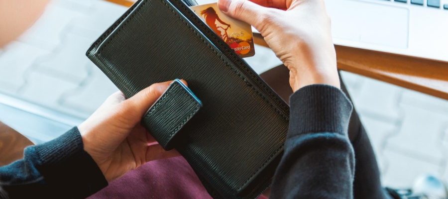 How Neteller Compares to Crypto for Online Casino Deposits